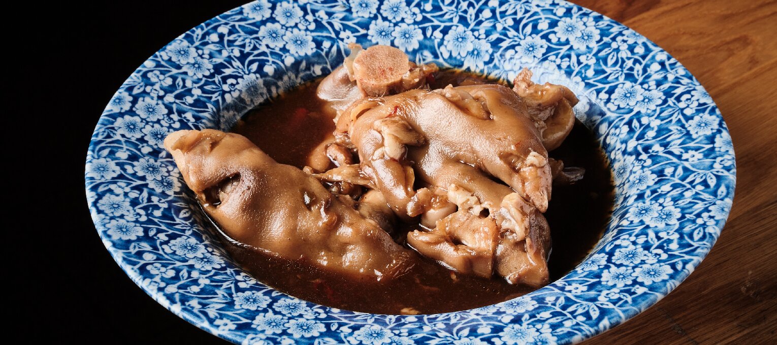 Manos de cerdo guisadas con hongos.