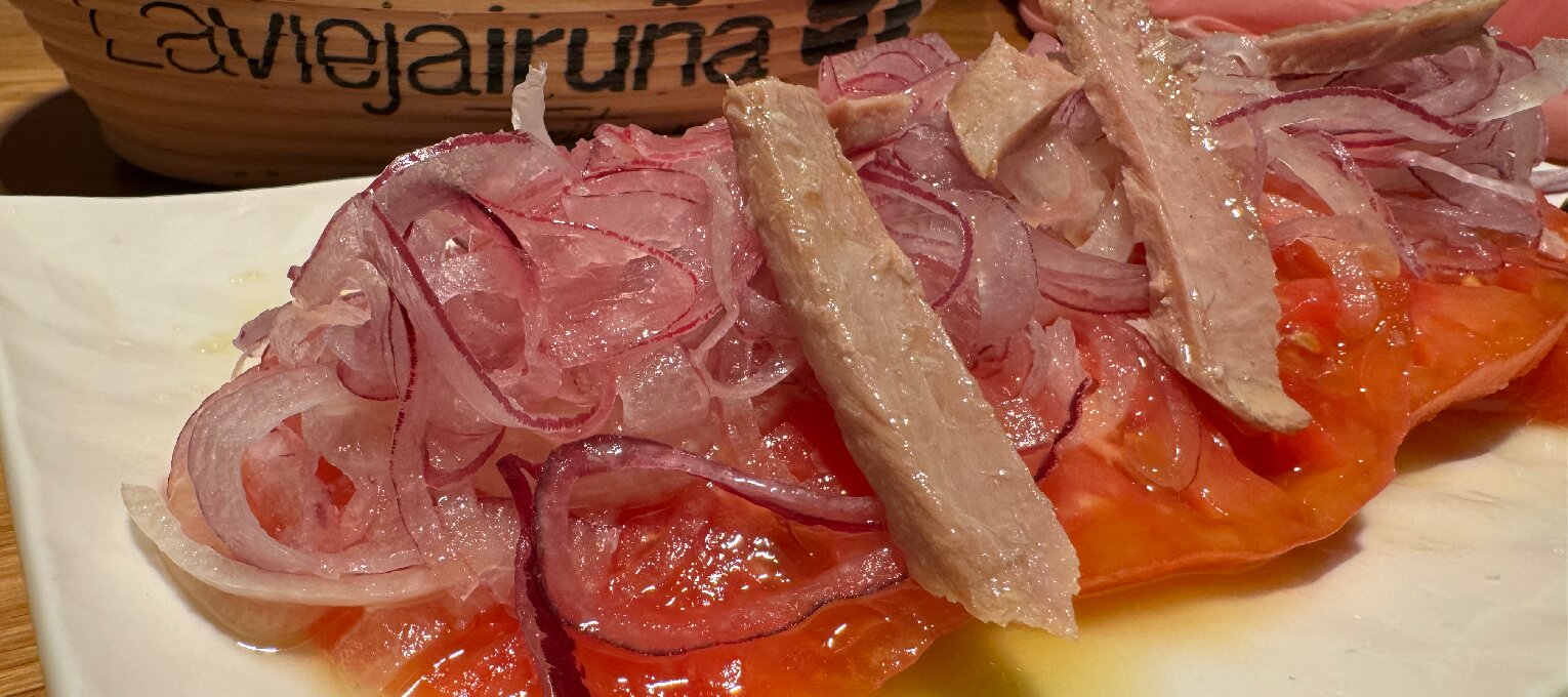 Ensalada de tomate, bonito y cebolla dulce.