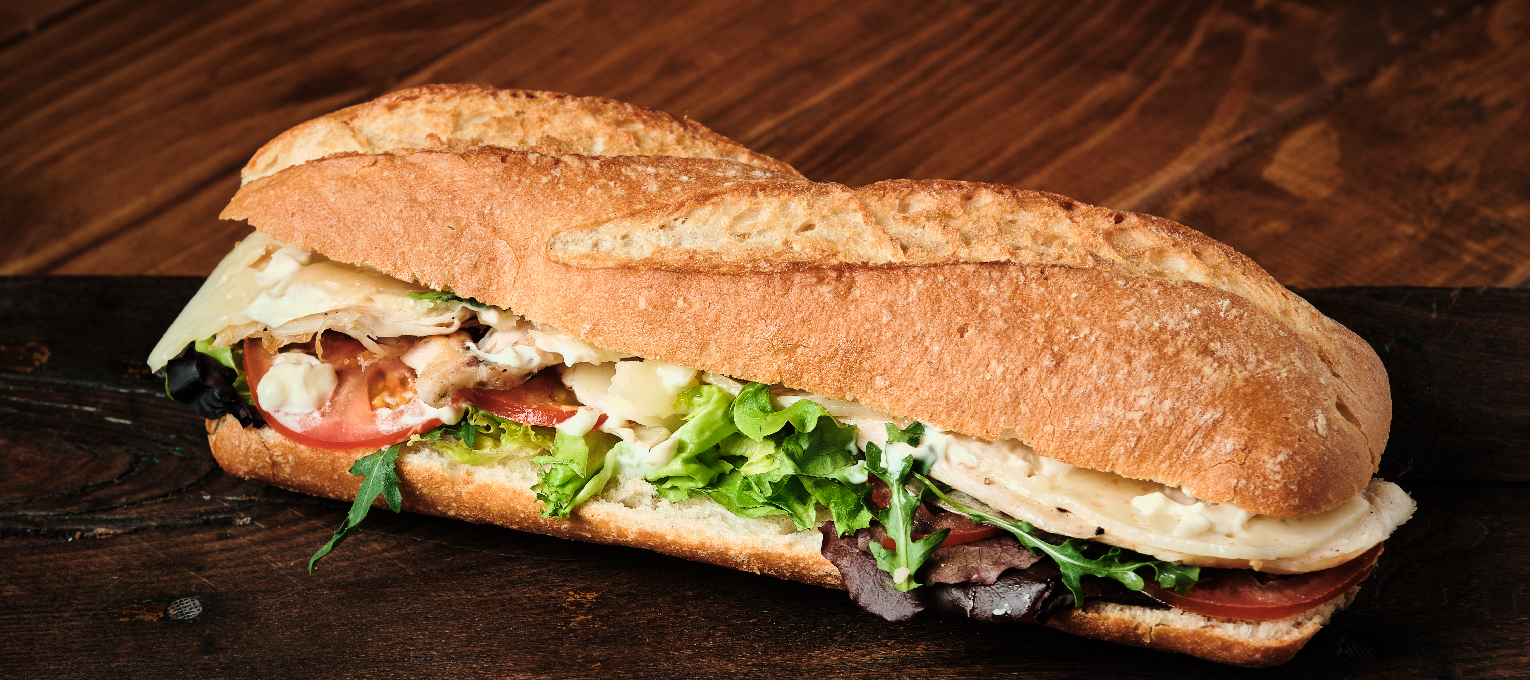 Bocadillo de pollo, queso, lechuga, tomate y mahonesa.