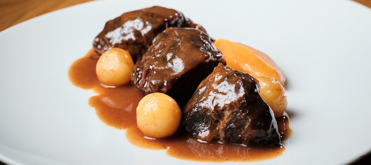 Carrilleras de cerdo glaseadas al Pedro Ximenez, patata y boniato.