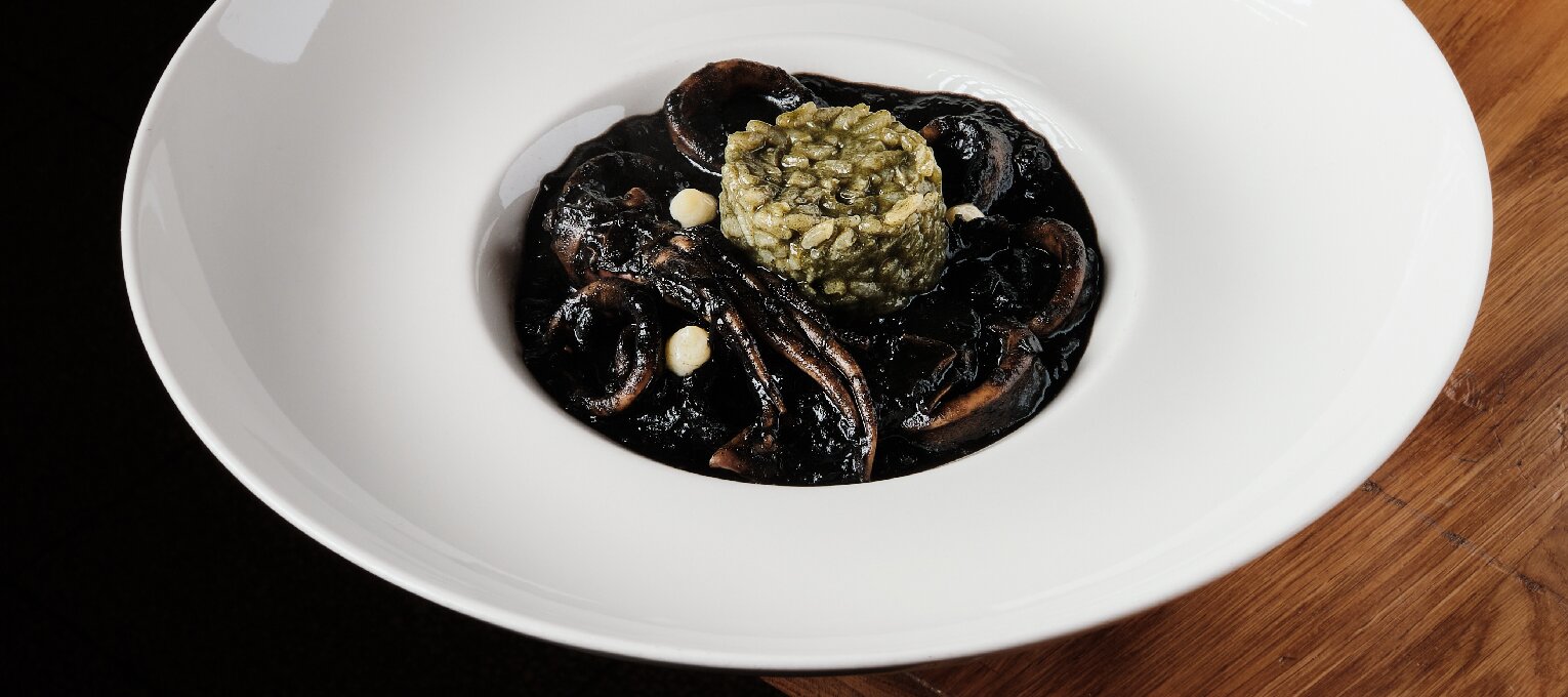 Guiso calamares en su tinta con patata.