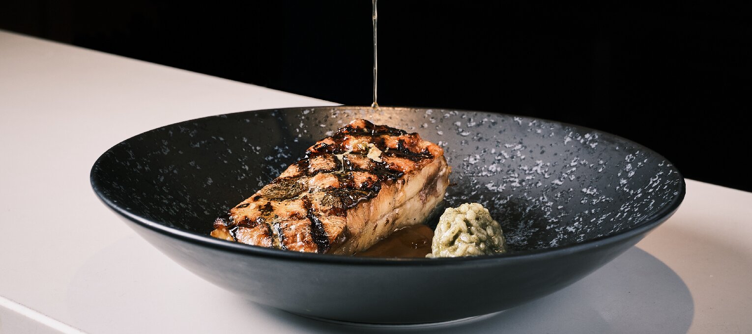 Rodaballo a la brasa, crema de gambones y arroz marino. ( suplemento 6€).