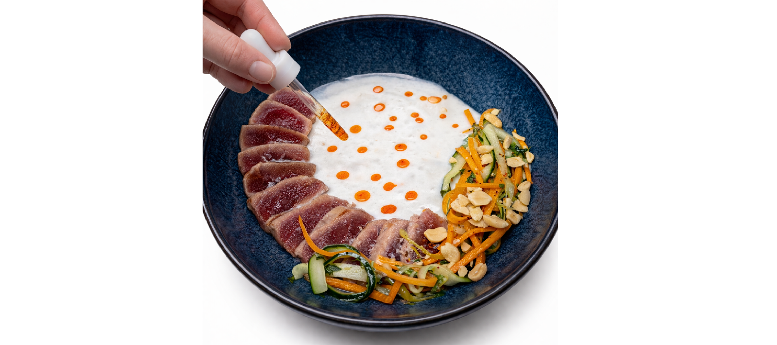 CRUDO DE ATÚN ROJO DE LA ALMADRABA CON AGUACHILE DE COCO Y ENSALADA THAI