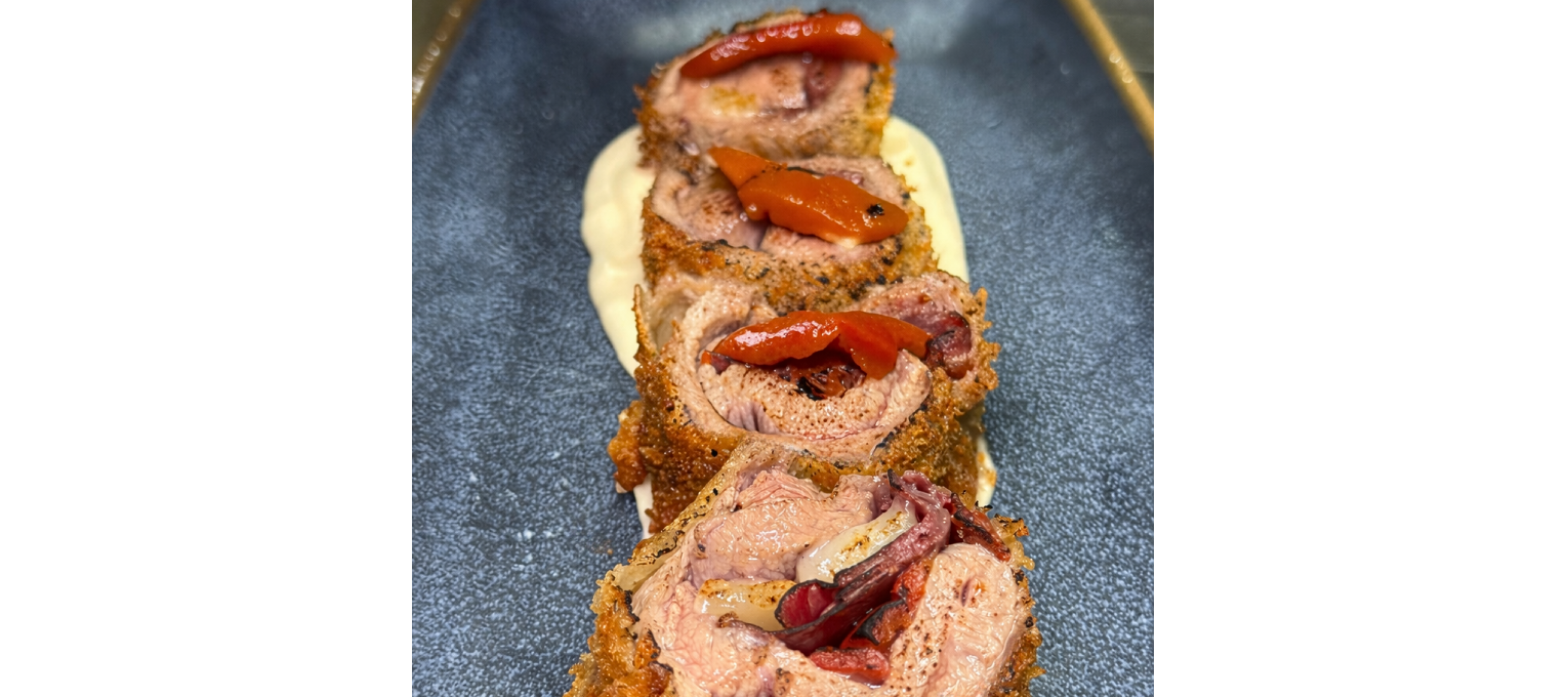 ROLL DE TERNERA, CECINA, QUESO IDIAZÁBAL Y ASADILLO DE PIMIENTOS