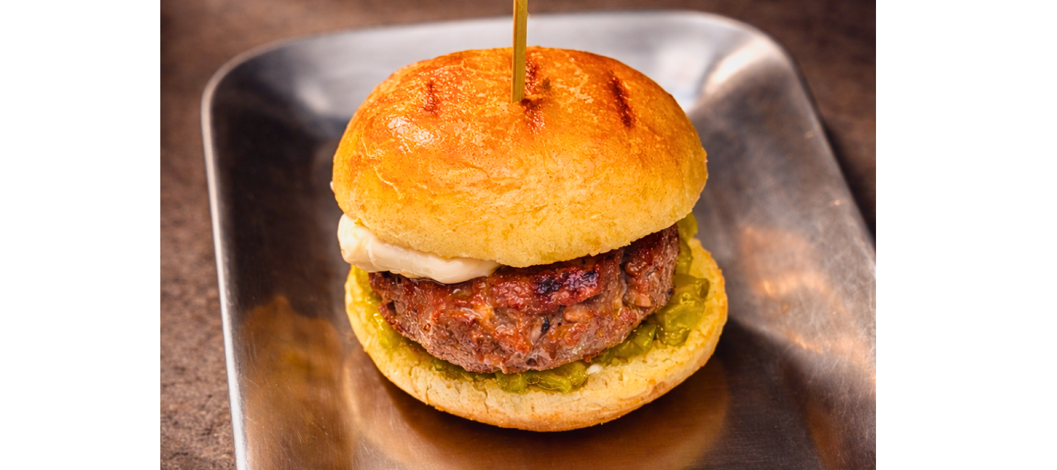 MINI BURGER DE VACA MADURADA CON CHUTNEY DE PEPINILLO