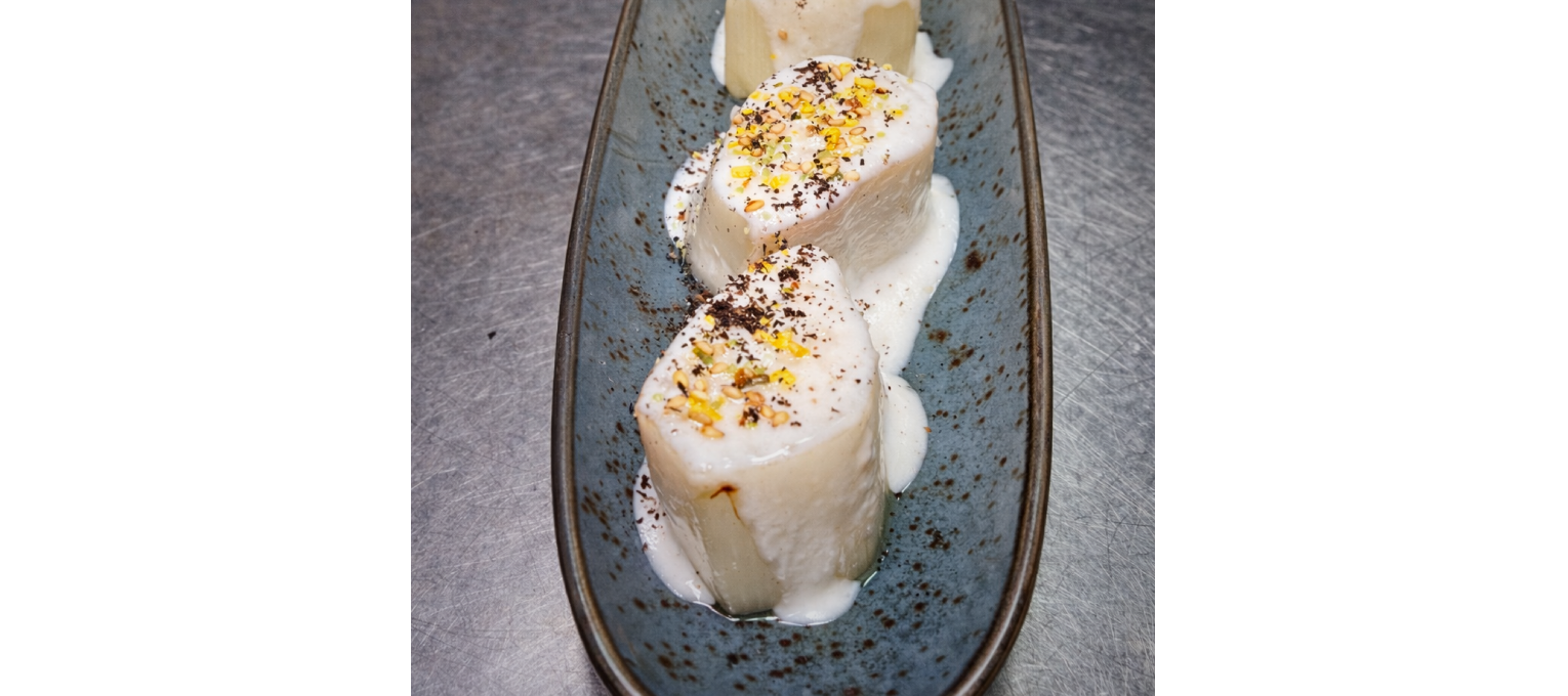 PUERRO ASADO CON CREMA TRUFA Y COCO