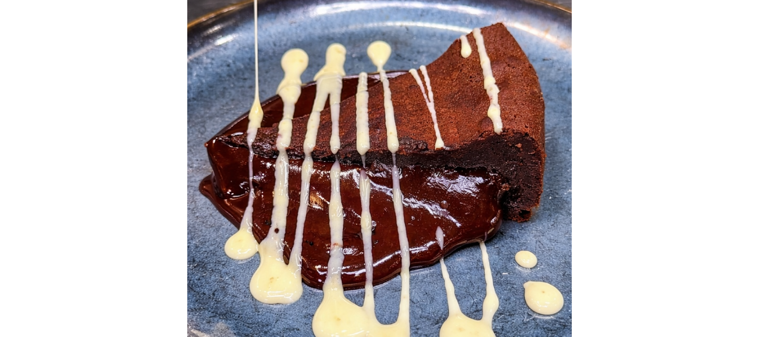 TARTA FLUIDA DE CHOCOLATE CON CREMA DE CHOCOLATE BLANCO Y YUZU
