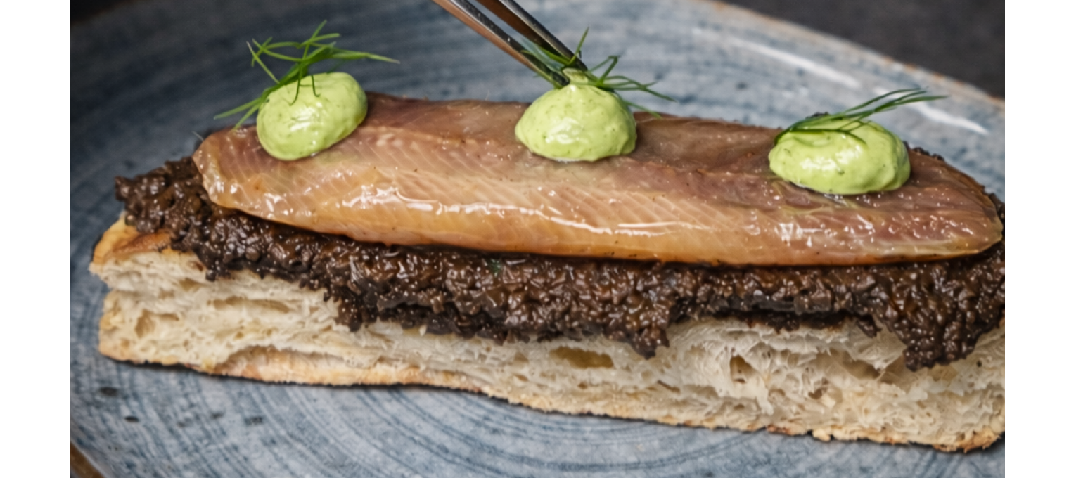 SARDINA AHUMADA CON TAPENADE Y MAYONESA DE ALBAHACA
