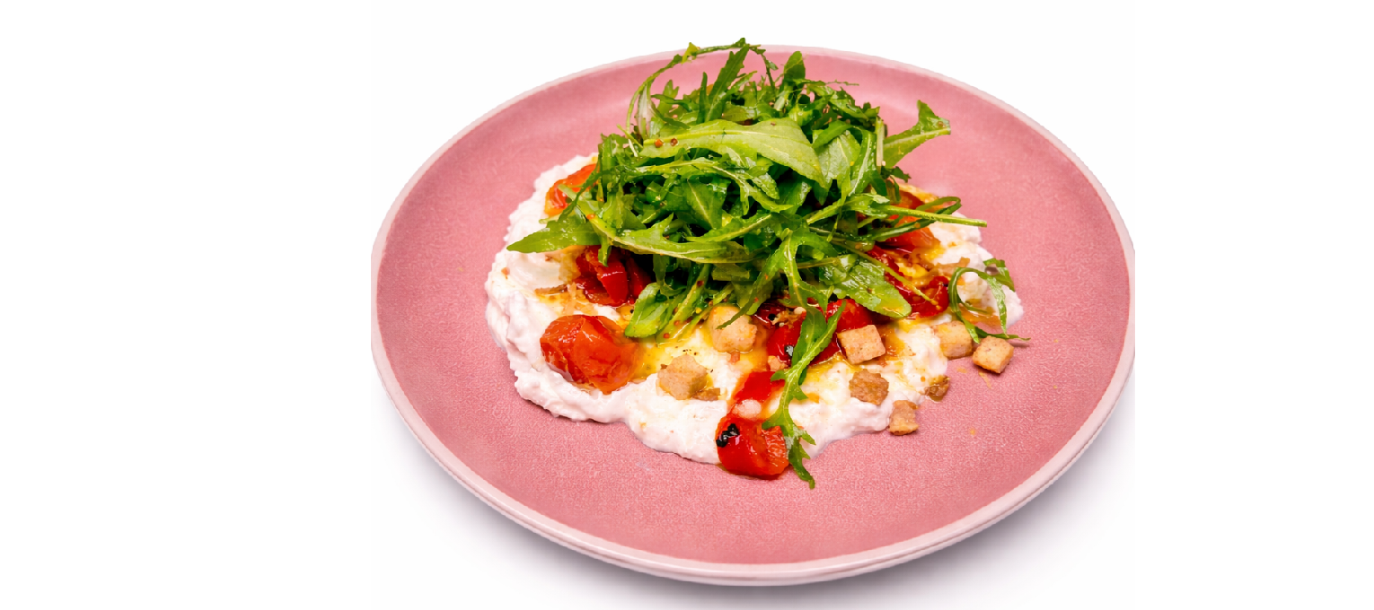 BURRATA ABIERTA CON CHERRIES Y PIQUILLOS CARAMELIZADOS, RÚCULA Y VINAGRETA DE NARANJA