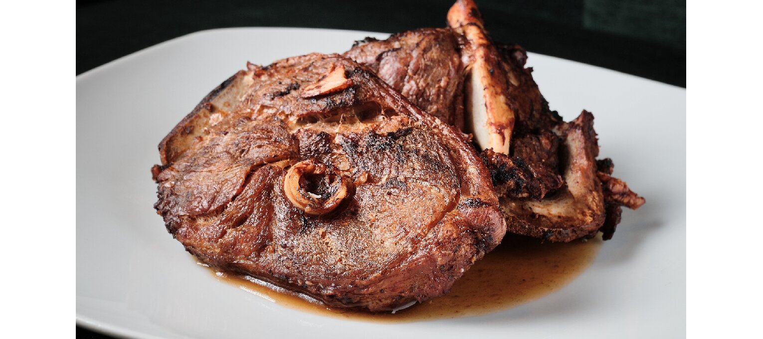 Cordero asado al estilo Burgos con lechuga y cebolla. (Suplemento de 3 €)