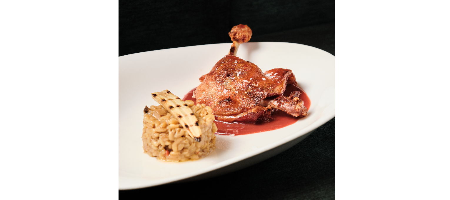 Confit de pato, salsa de frambuesa agridulce y trigo.