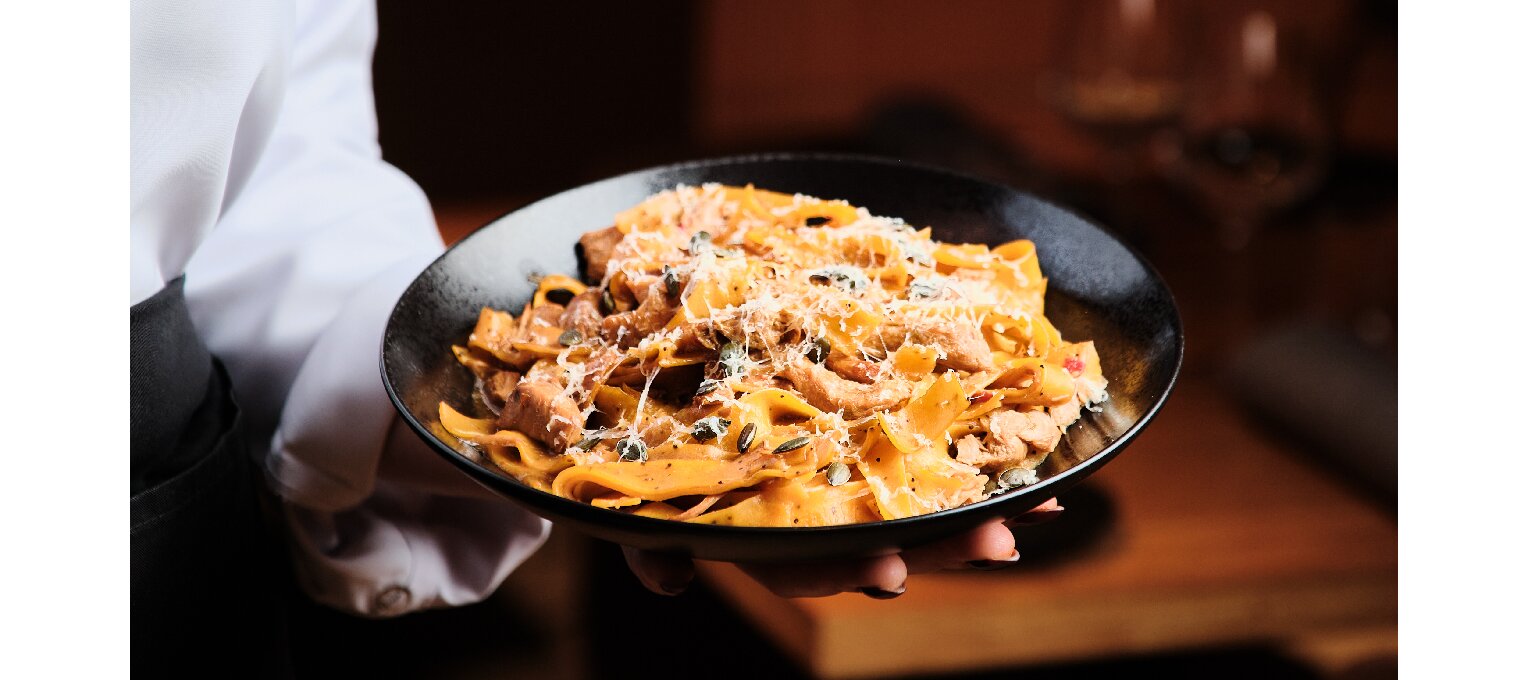 Pappardelle de calabaza, amapola y pollo thai.