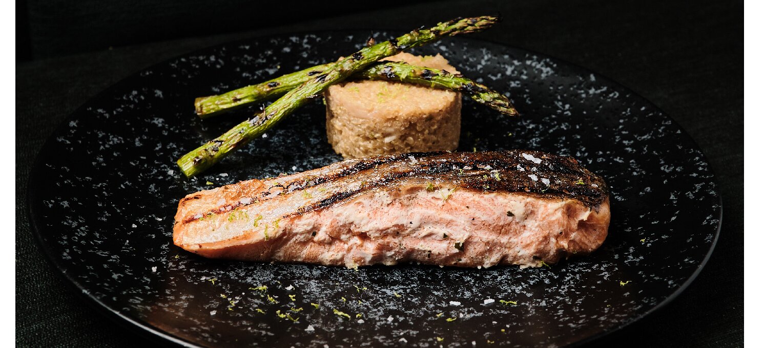 Salmón al pesto, quinoa al coco y lima.