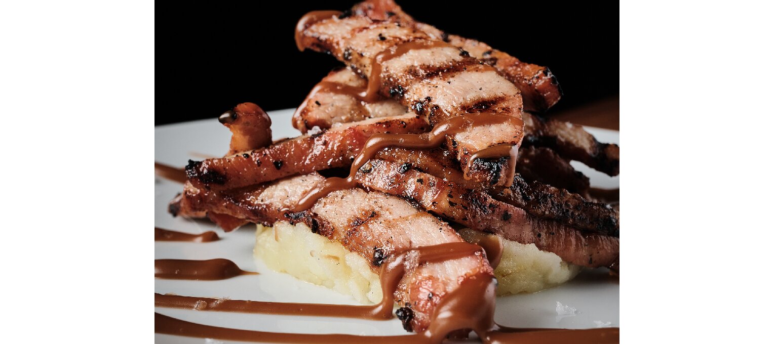 Secreto iberico, patata rustida, berenjena y encurtido.