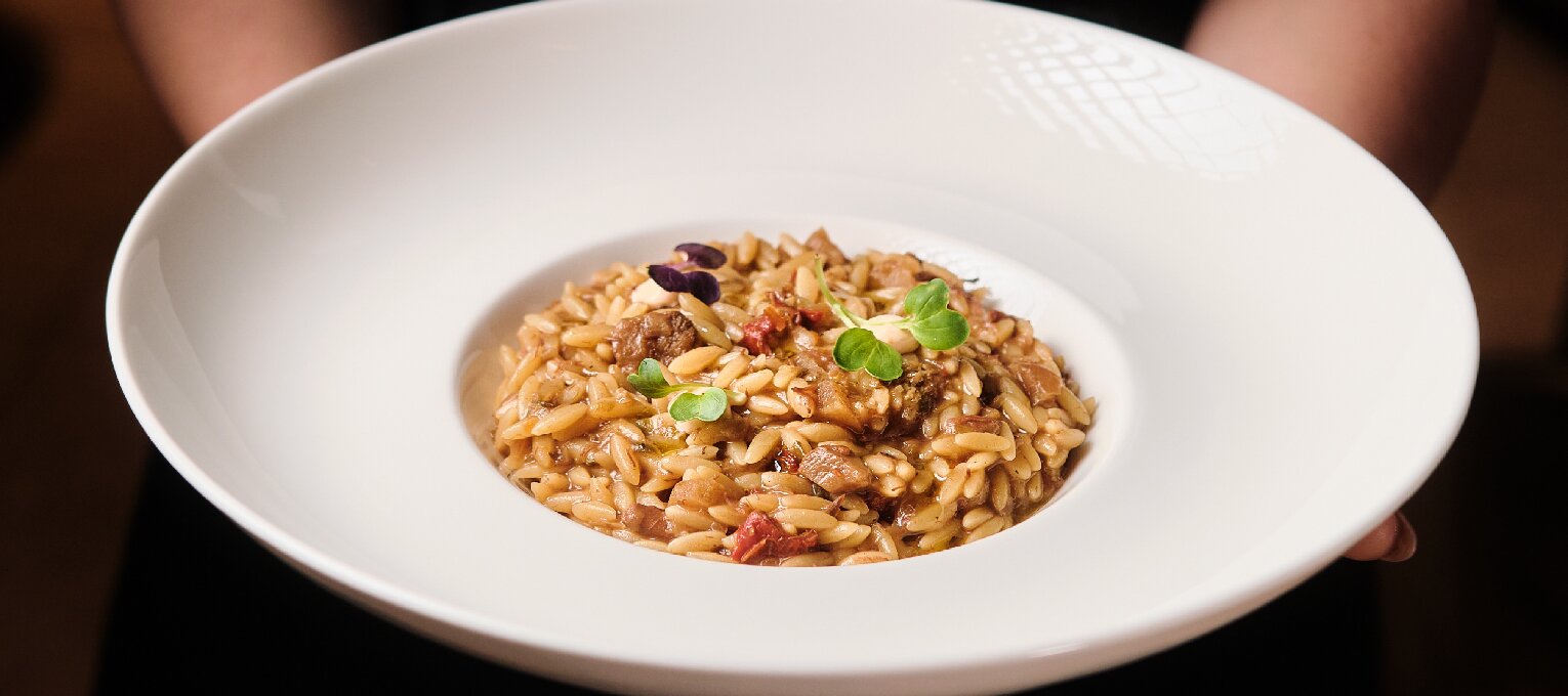 Falso risotto de Gallina, hongos, manzana y tomate semiseco.