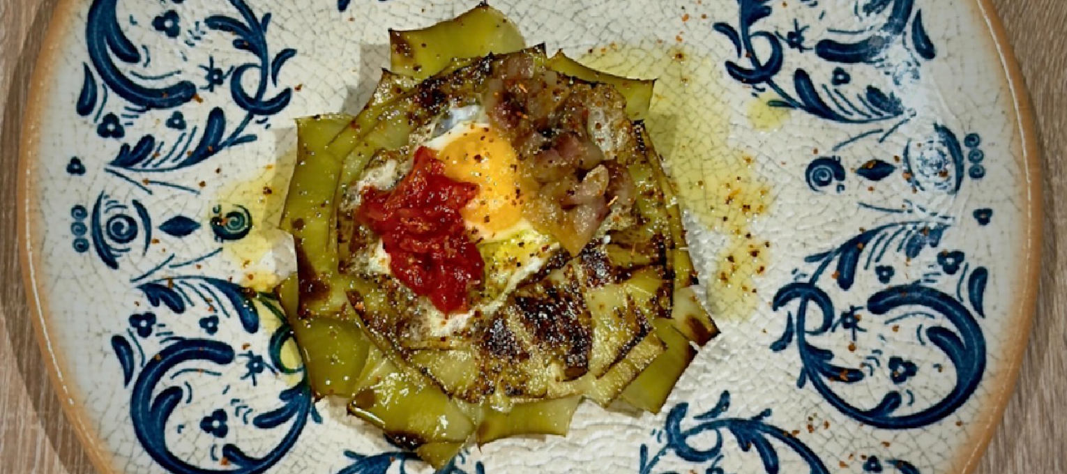 ALCACHOFA CON SARDINA AHUMADA, HUEVO DE CODORNIZ Y CREMA DE PIQUILLOS ASADOS