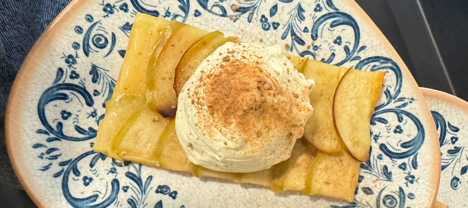 TARTA FINA DE MANZANA CON ESPUMA DE VAINILLA Y CANELA