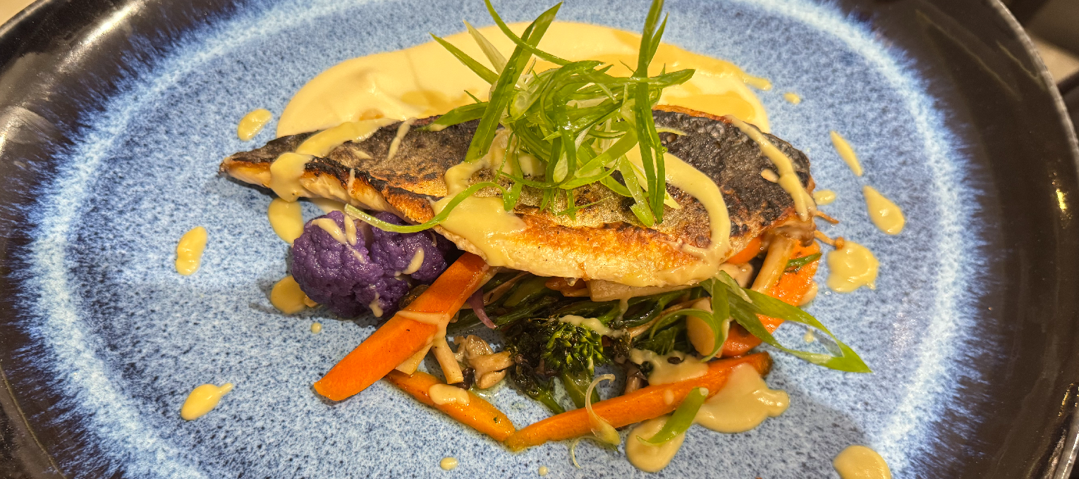 LOMO DE LUBINA CRUJIENTE CON JARDIN DE VERDURAS Y CREMA DE APIONABO