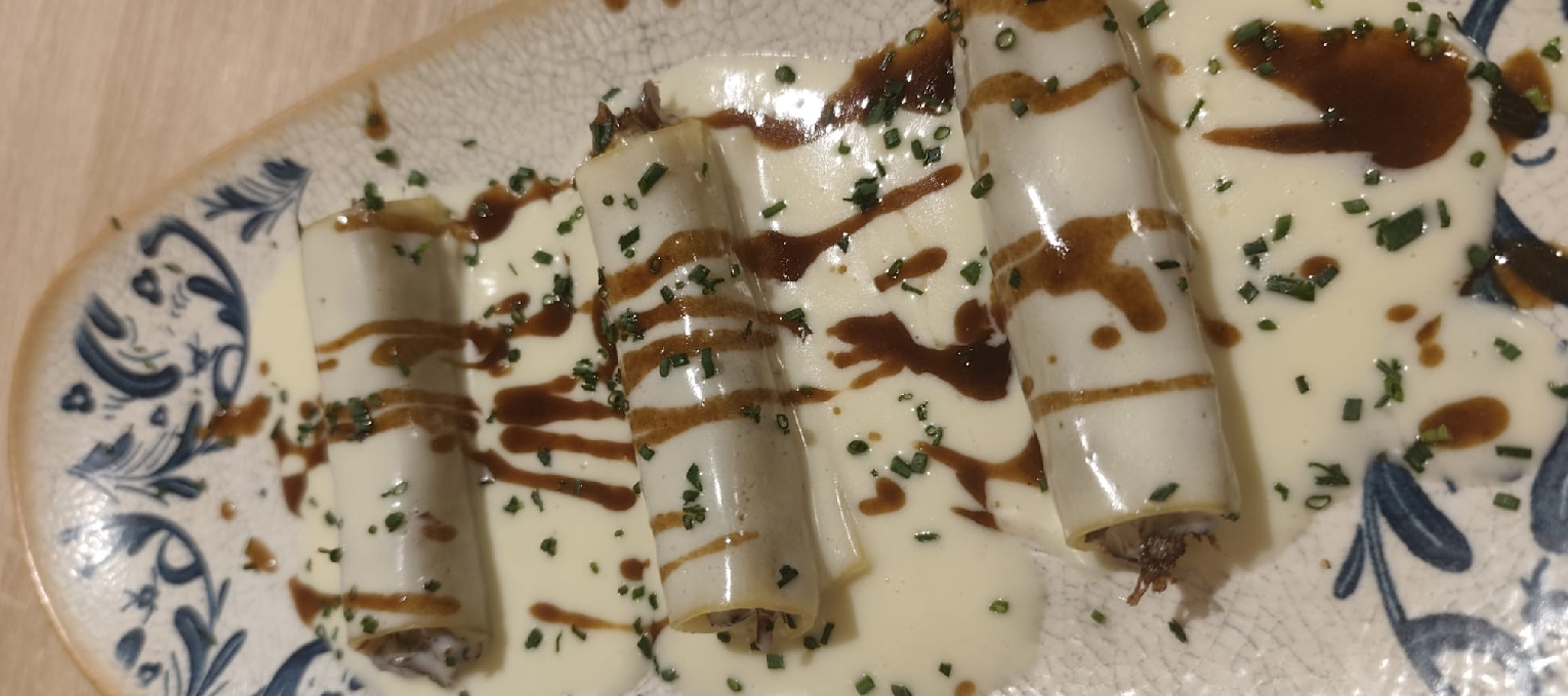 CANELON DE RABO DE TORO CON CREMA DE IDIAZABAL