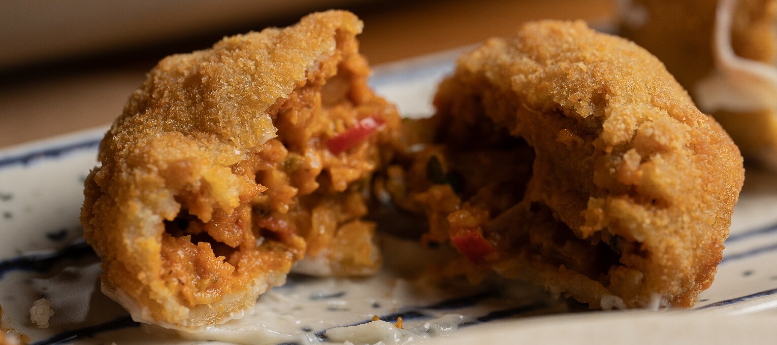 Croqueta de mejillón tigre y curry rojo.