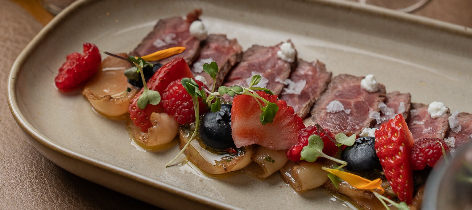 Tataki de ternera con chimichurri, frutos rojos y yogurt