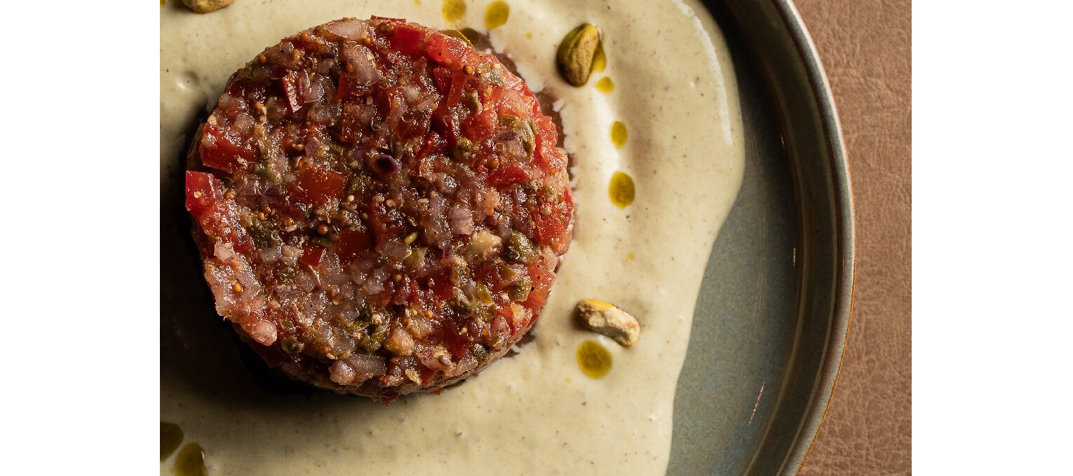 Tartar de tomate con Ajoblanco de pistacho