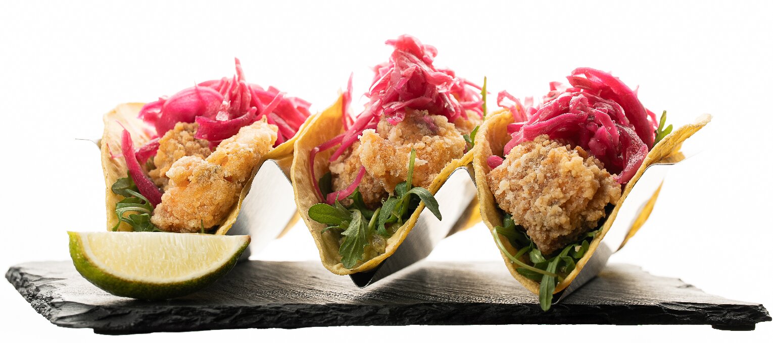 Tacos de bacalao y gambas rebozadas con guacamole