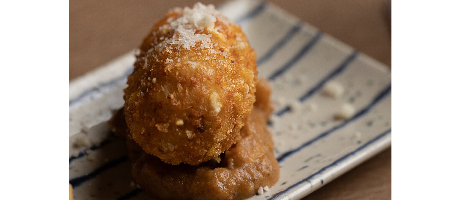 Croqueta de pollo y parmesano con chutney de manzana y kikos.