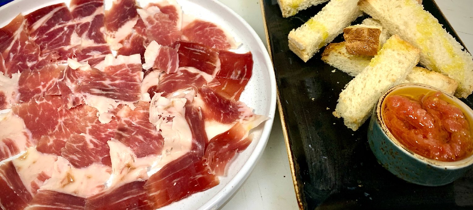 Jamón ibérico de bellota, pan de payés y tumaca.