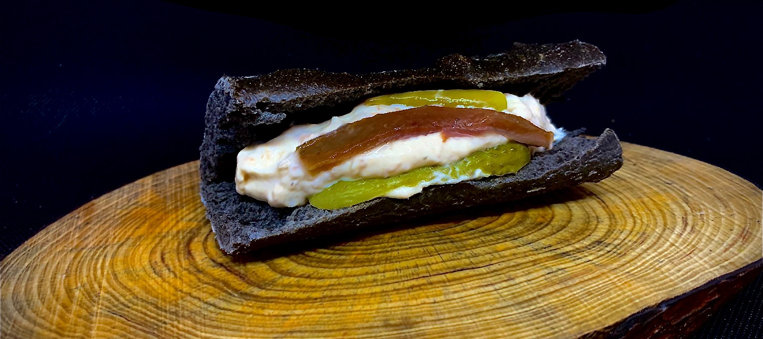 Pulga pan chipi, mahonesa, atun guindilla y pepinillo.