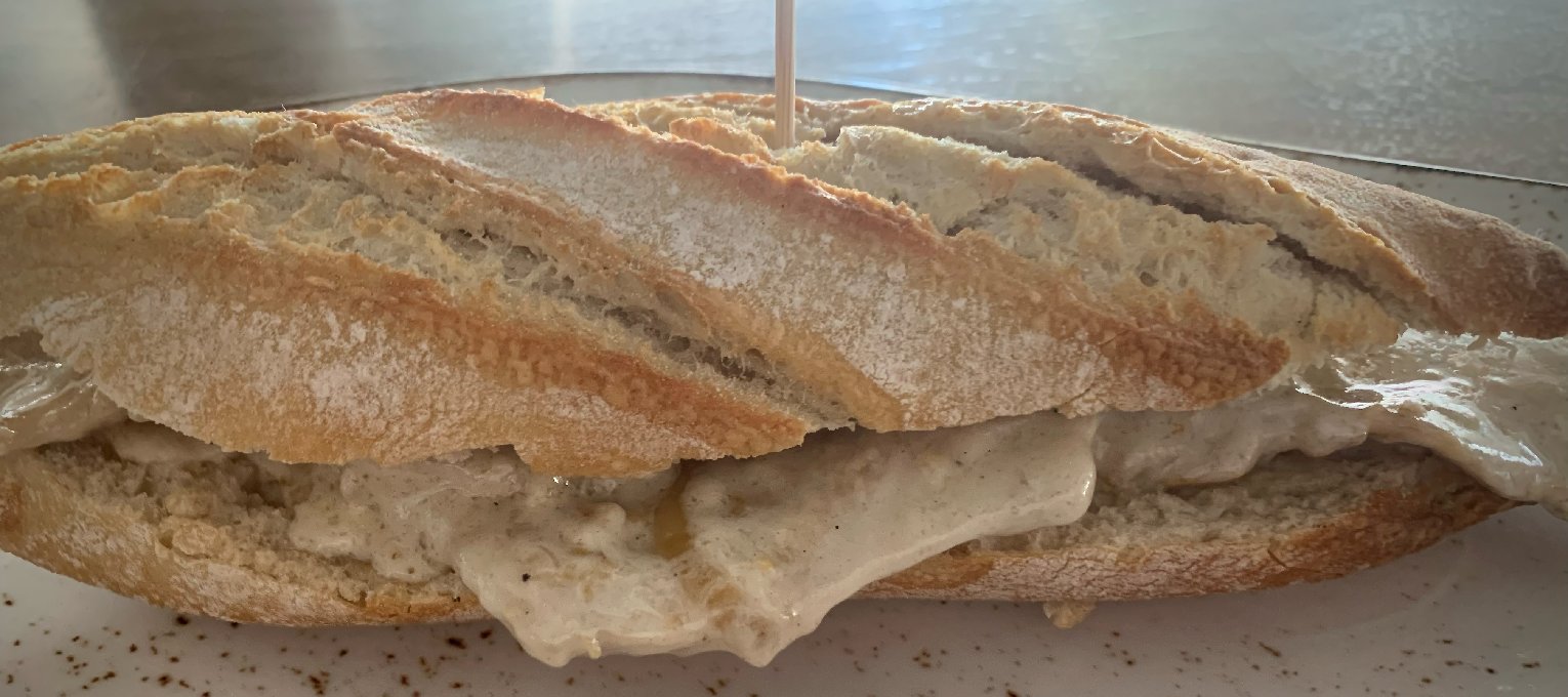 "Sergio" Bocadillo de pechuga de pollo, roquefort y cebolla caramelizada.