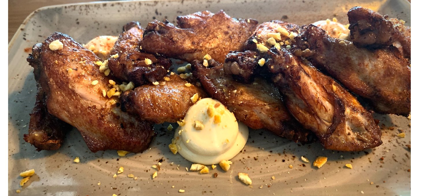 Alitas de pollo de corral fritas.