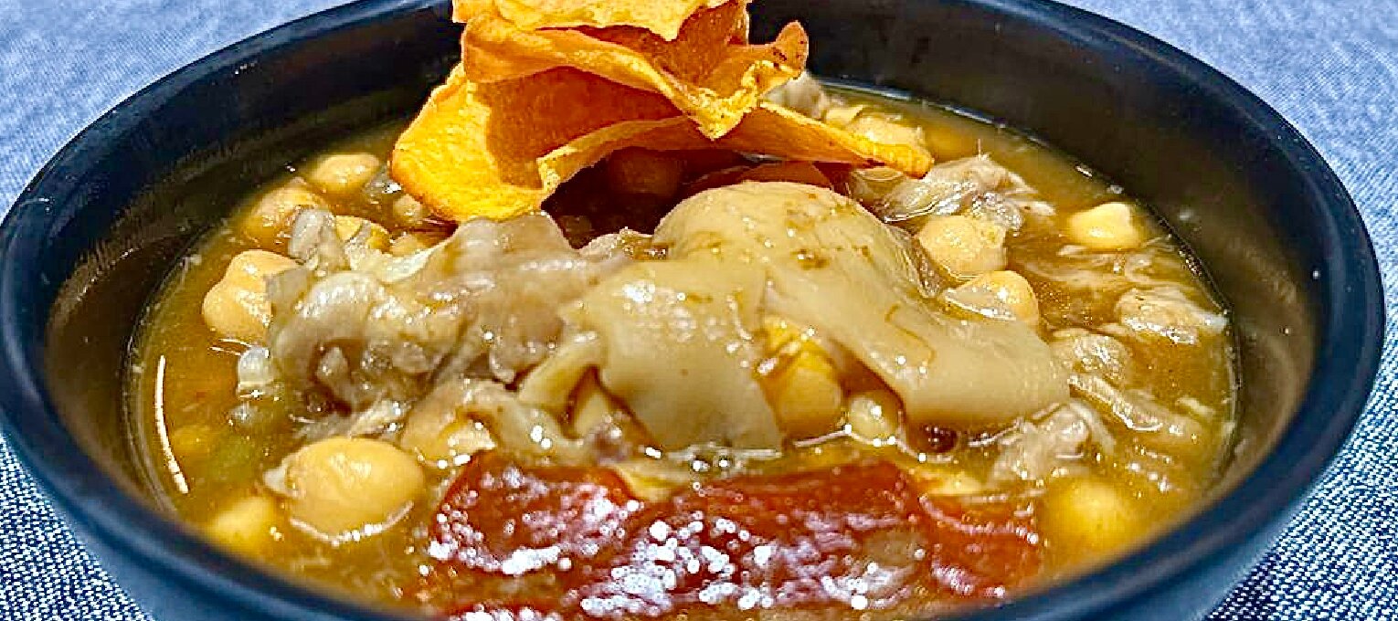 Guiso de manitas de cerdo con garbanzos.
