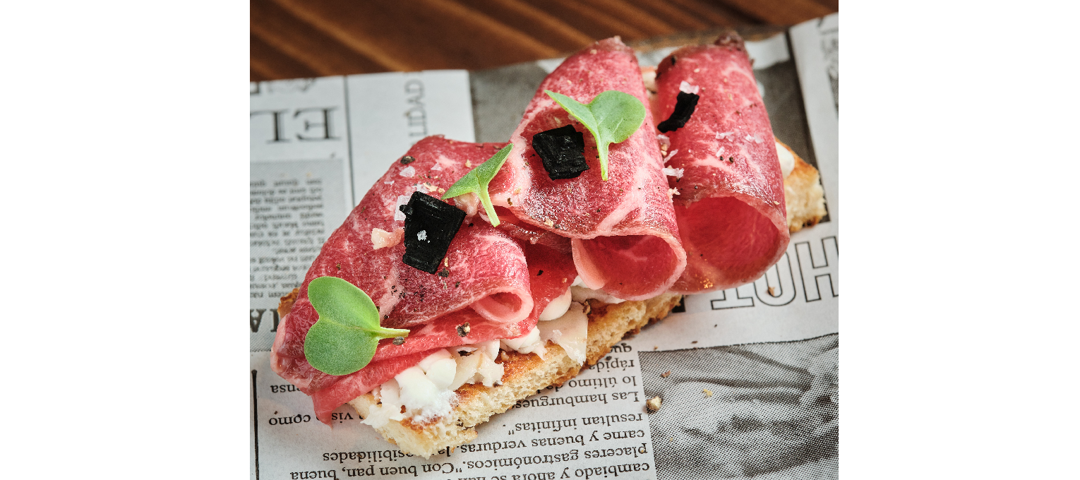 Carpaccio de ternera, mantequilla trufada y queso.