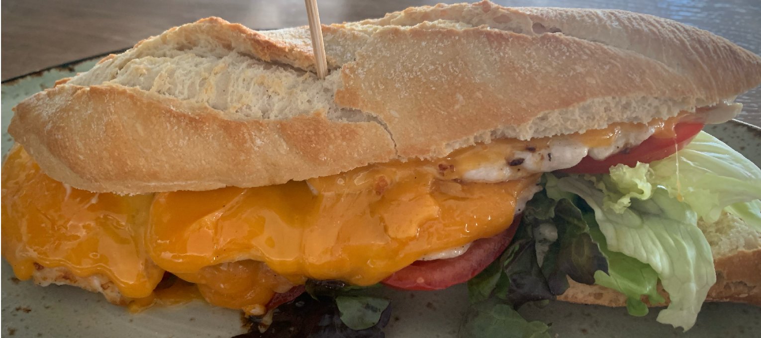 Bocadillo de pollo, queso, lechuga, tomate y mahonesa.