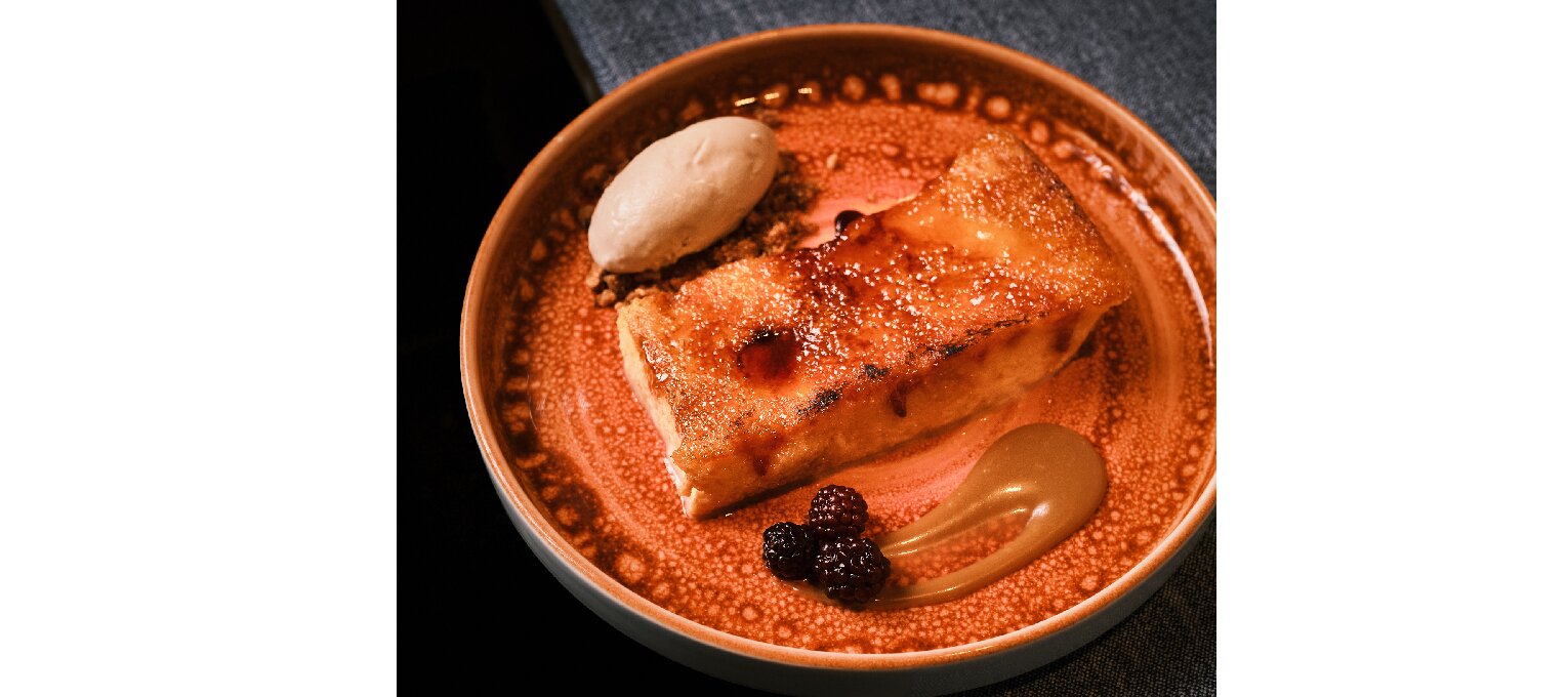 Torrija de pan brioche con Baileys y quenelle de helado.