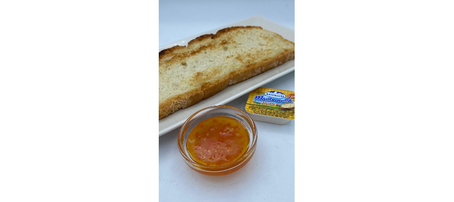 DESAYUNO: TOSTA DE PAN PAYES CON MANTEQUILLA Y MERMELADA