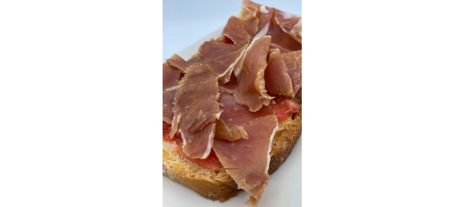 DESAYUNO: TOSTA DE PAN PAYÉS CON TUMACA Y JAMÓN