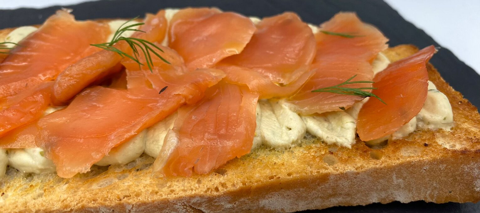 DESAYUNO: TOSTA DE PAN PAYÉS CON CREMA QUESO GUACAMOLE Y SALMÓN