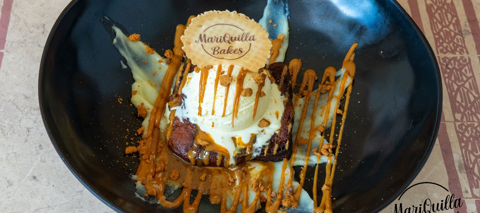 TORRIJA DE PAN BRIOCHE CON DULCE DE LECHE, GALLETA LOTUS Y HELADO DE VAINILLA