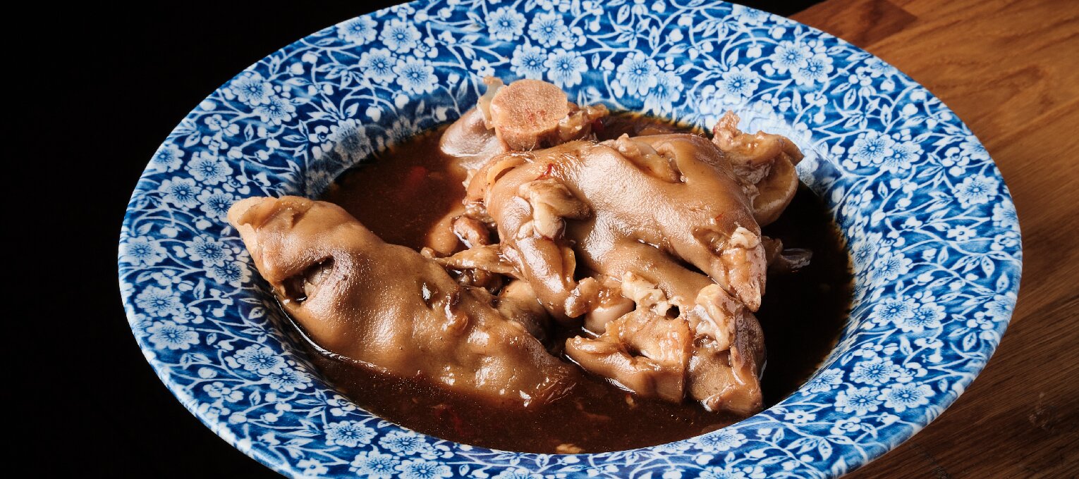 Manos de cerdo guisadas con hongos. (Suplemento 2,5€).