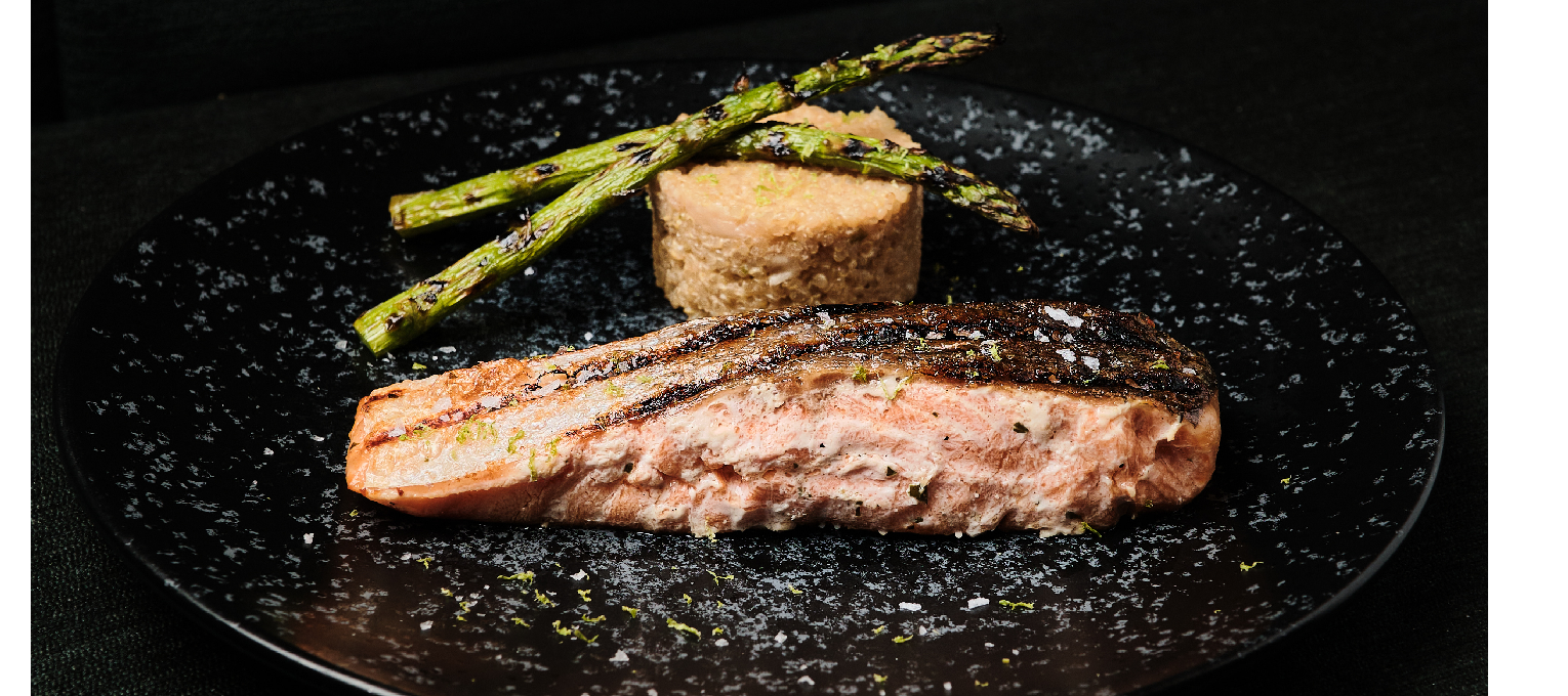 Salmón al pesto, quinoa al coco y lima.